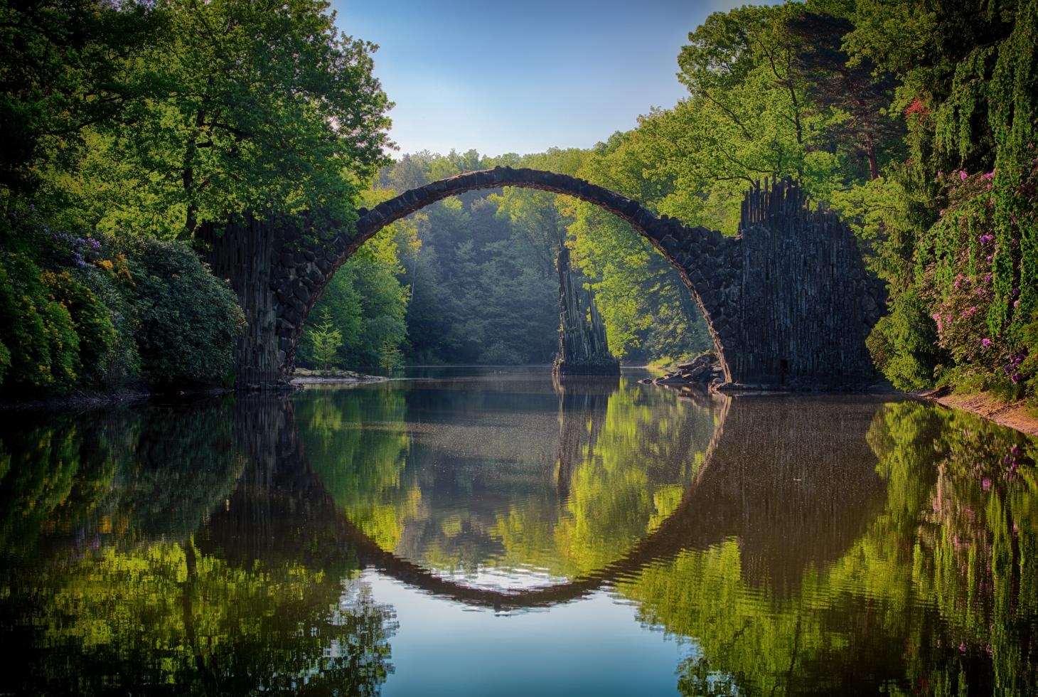 Brug met weerspiegeling