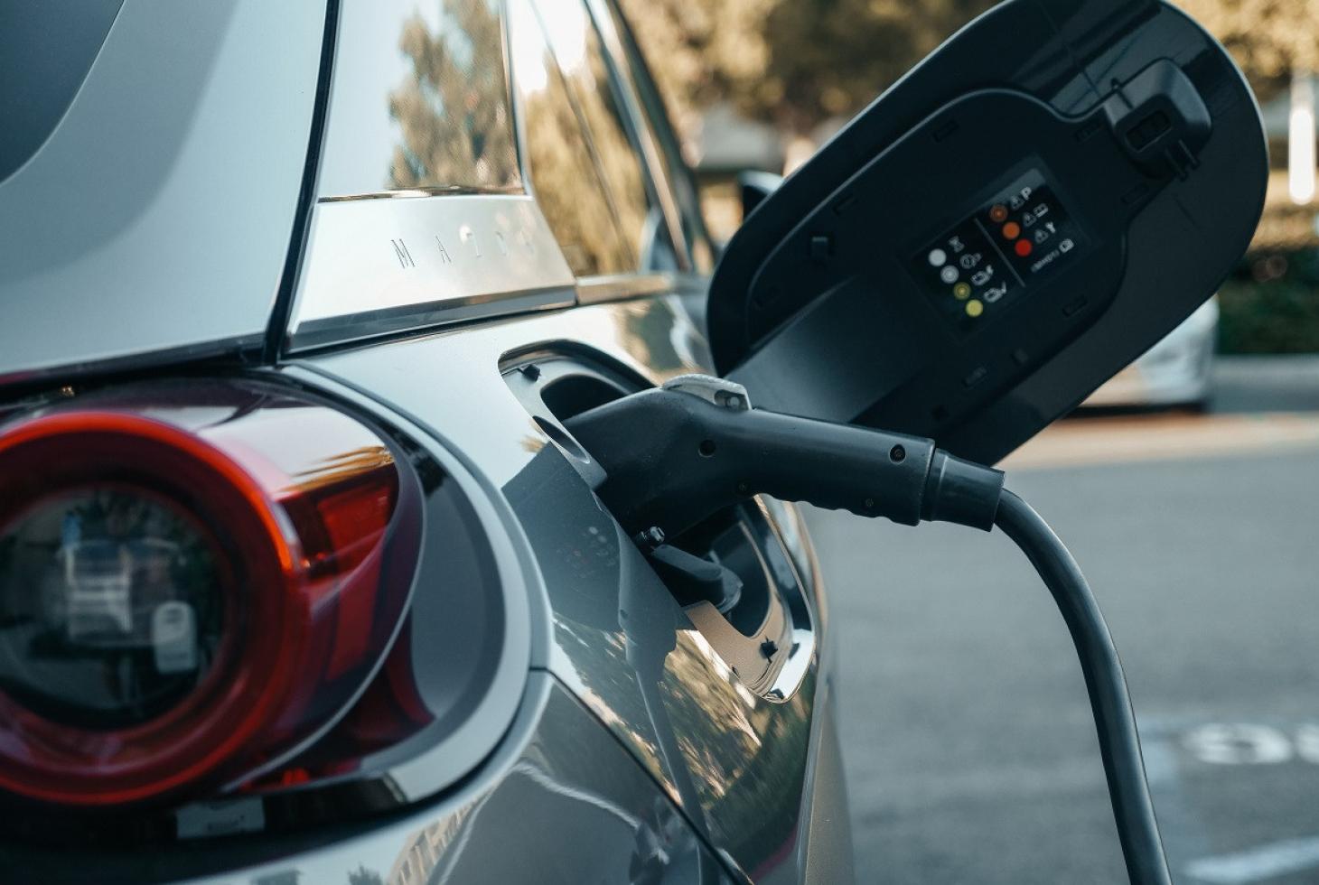 Baas betaalt stroom voor auto van de zaak